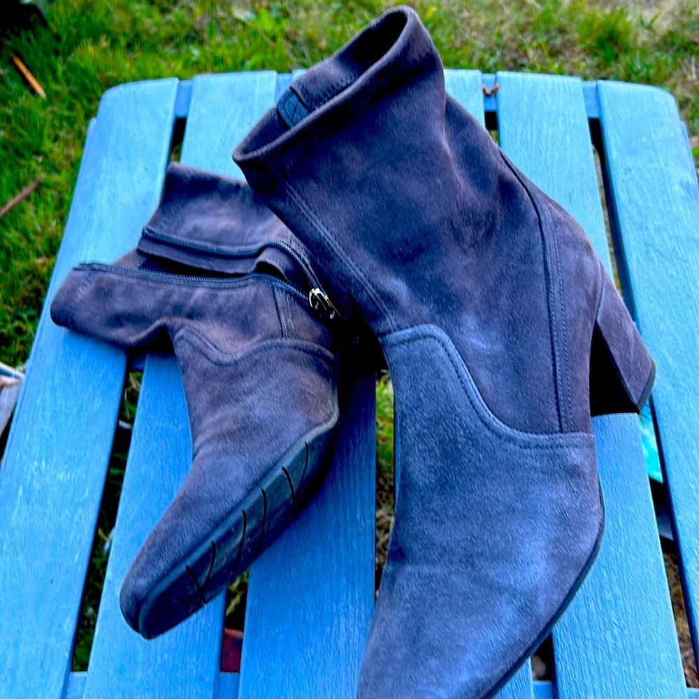 Aquatalia size 8 M grey suede ankle boots